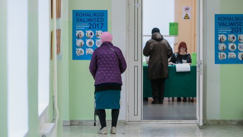 Голосование на местных выборах в Нарве (Фото: Илья СМИРНОВ/АРХИВ)